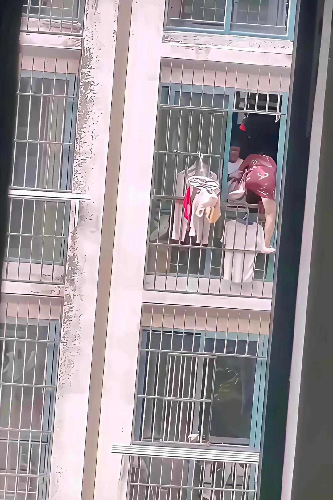 大姐 你这何苦呢
对面楼，上演一出常常是偷腥男人才干的事情。这次是位大姐，男人的