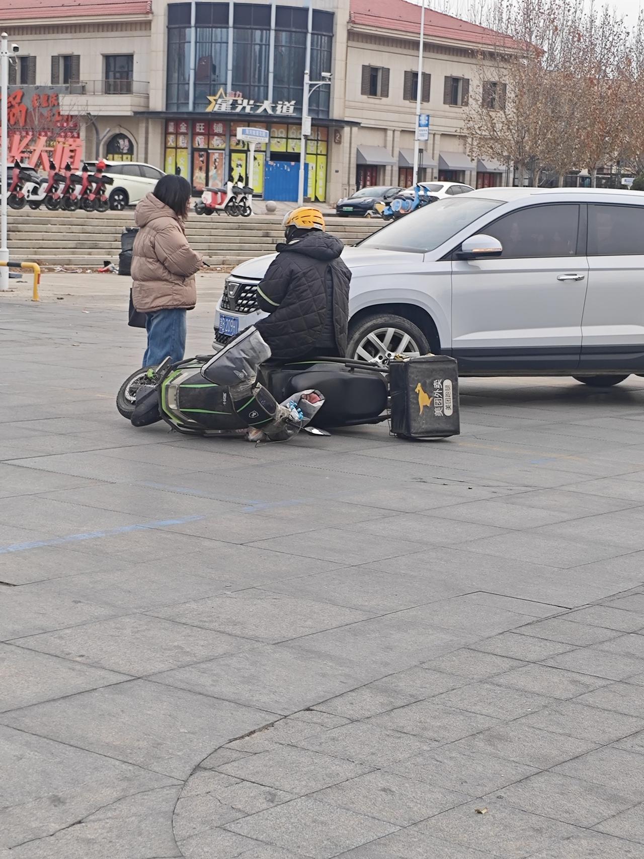 今天看到外卖小哥被一汽车撞倒了，女车主正与外卖小哥协商赔偿问题。
       