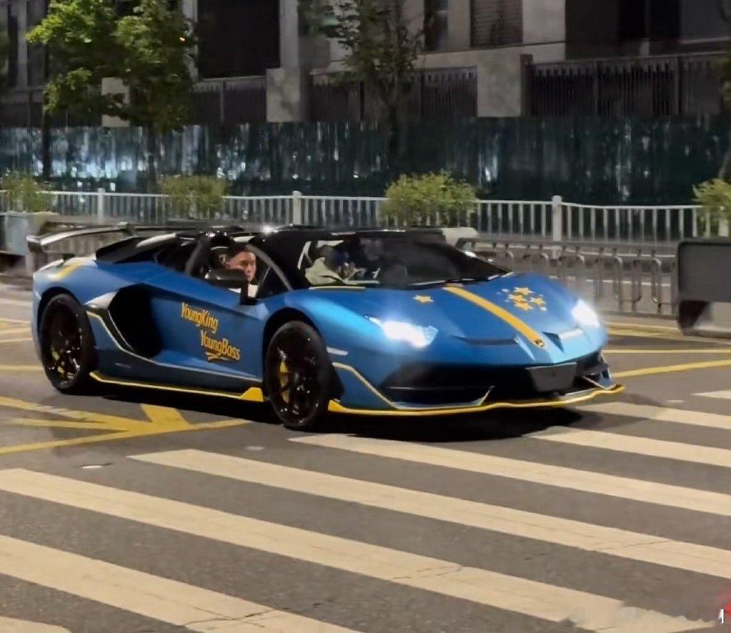 黄子韬开跑车下班有钱真好，兰博基尼 Aventador SVJ敞篷版，价值130