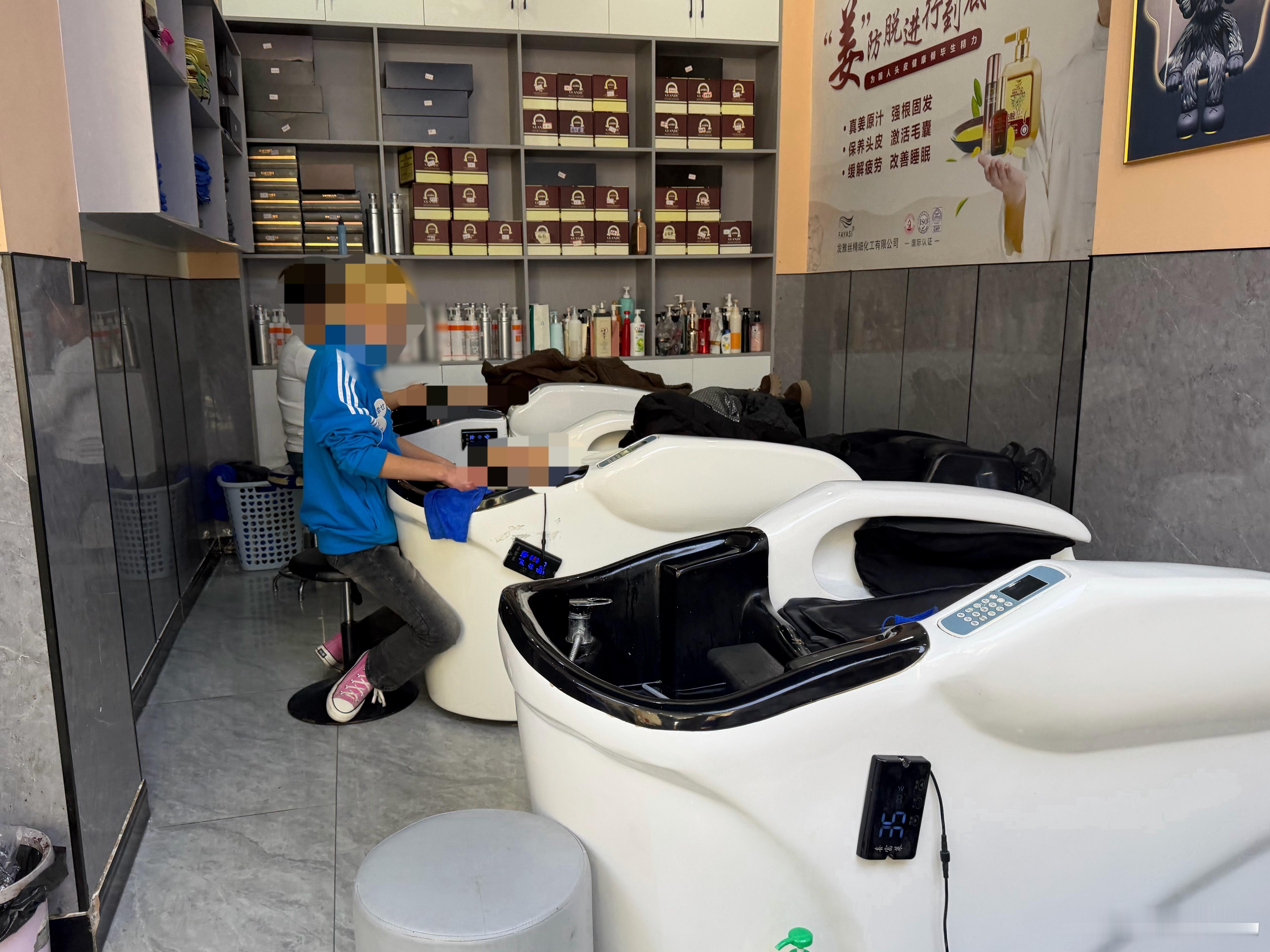 小县城理发店，洗头都是按摩椅啦