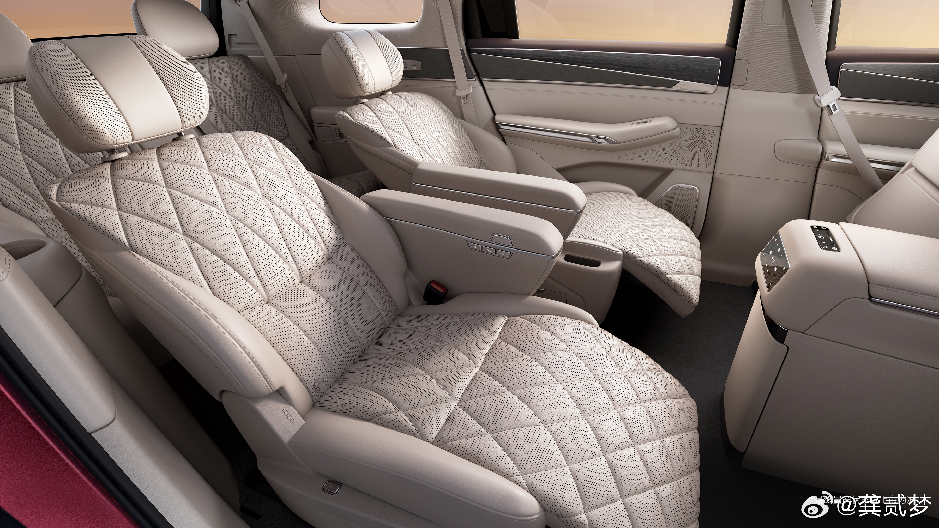 比亚迪大唐的内饰官图基本空间感、细节都能看的比较清楚了这个二排座椅舒适度应该没问