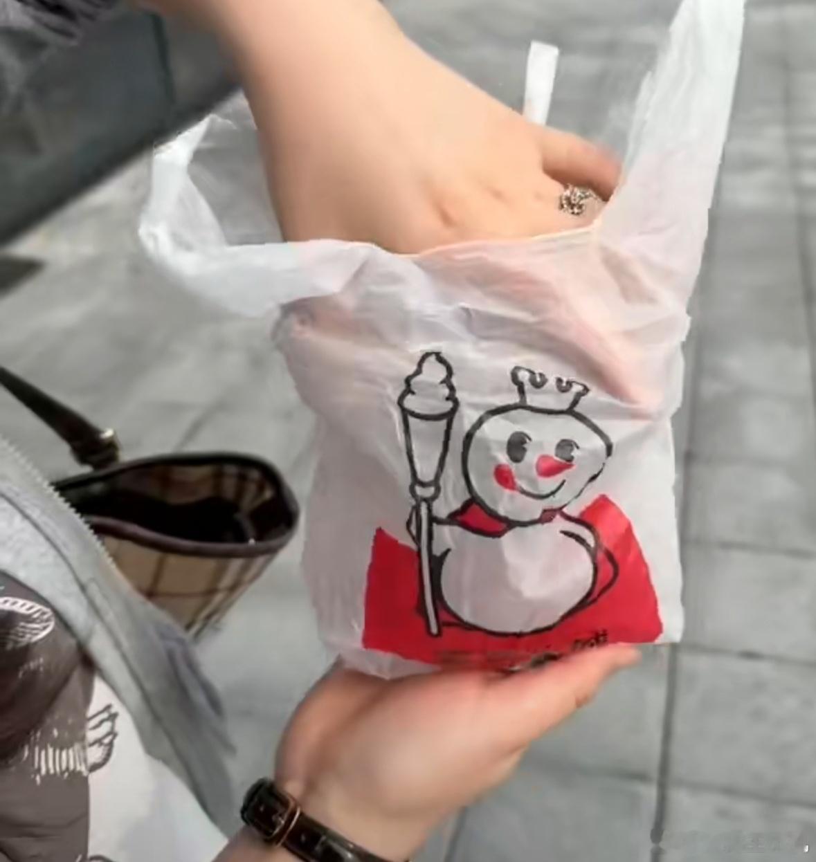 财不外露好好好，俄罗斯套娃是吧，不过没关系，我都免费喝[挖鼻] ​​​
