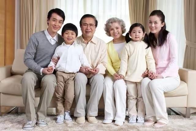 张晓磊的爆款文章《别再让父母的晚年只剩孤独》火遍网络。
它并非靠煽情取胜，而是文