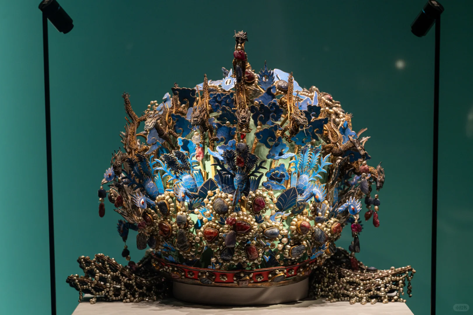 明代皇后凤冠，用了3000多颗宝石