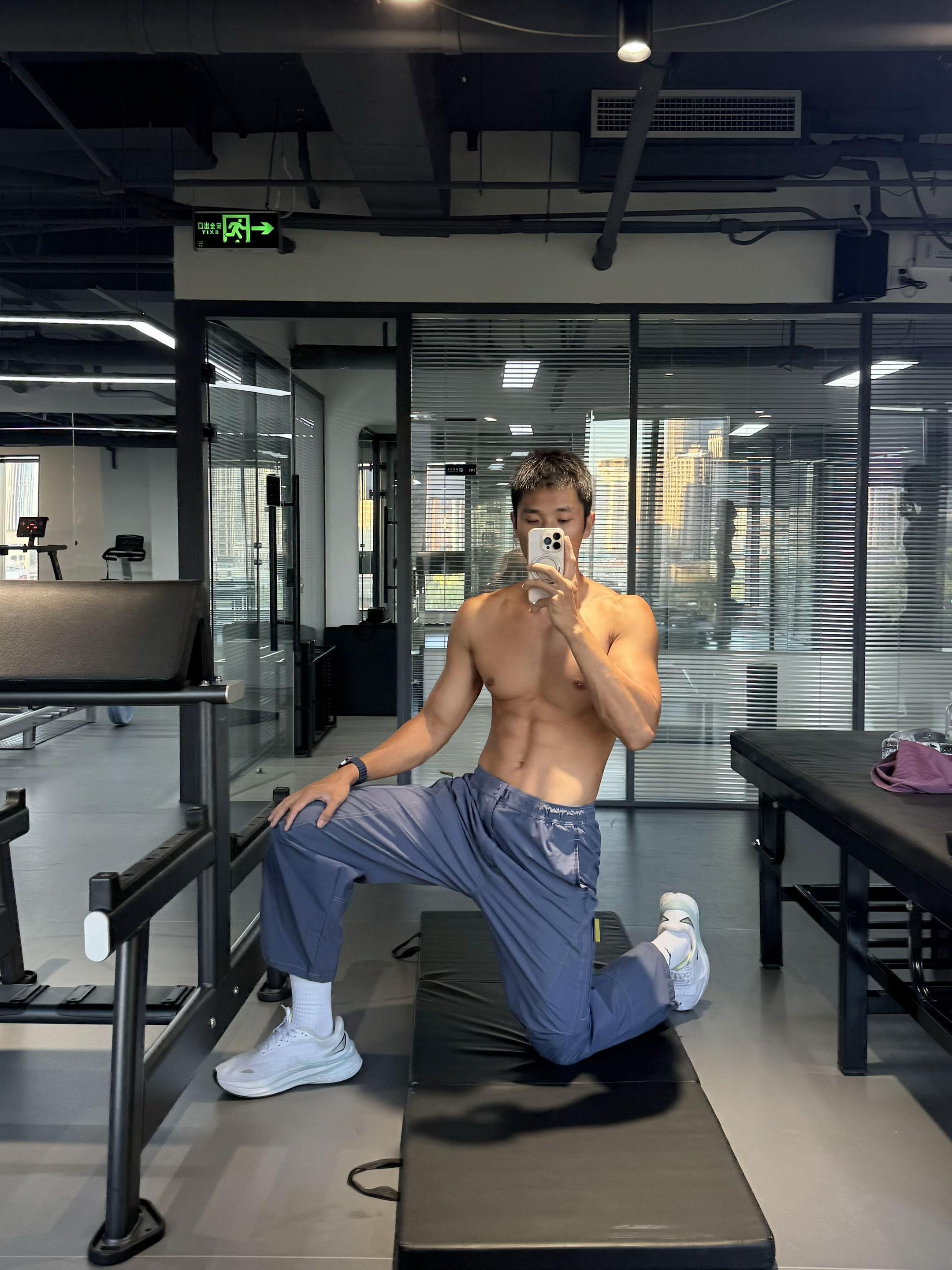 薄肌男孩