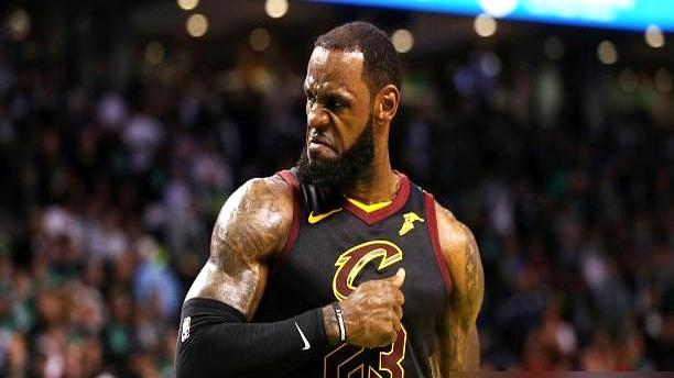 湖人三冠名宿公开驱赶球队夺冠的头号功臣。
 
洛杉矶电台的麦克风前，前主帅斯科特