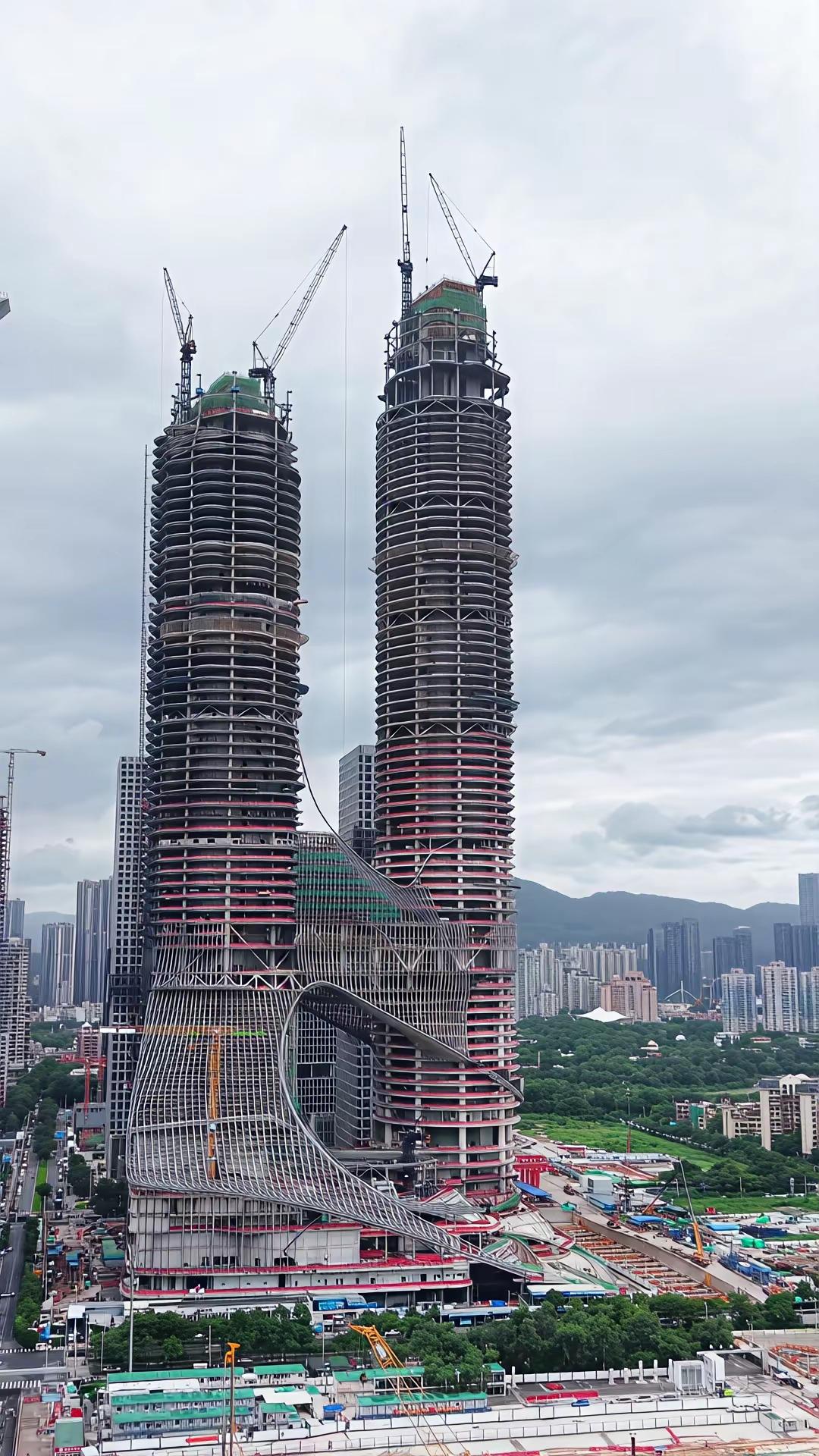 继腾讯滨海大厦后，深圳另一座以双人抱抱为特色造型的建筑——深圳湾超级总部基地双子
