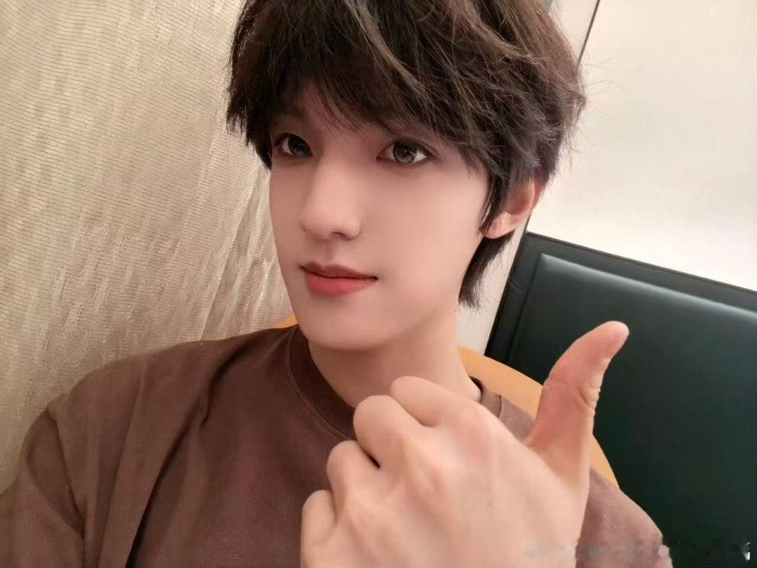 张泽禹生日会开场全开麦张泽禹生日会再唱问风现场演唱水准远超预期，极致稳的唱功搭配