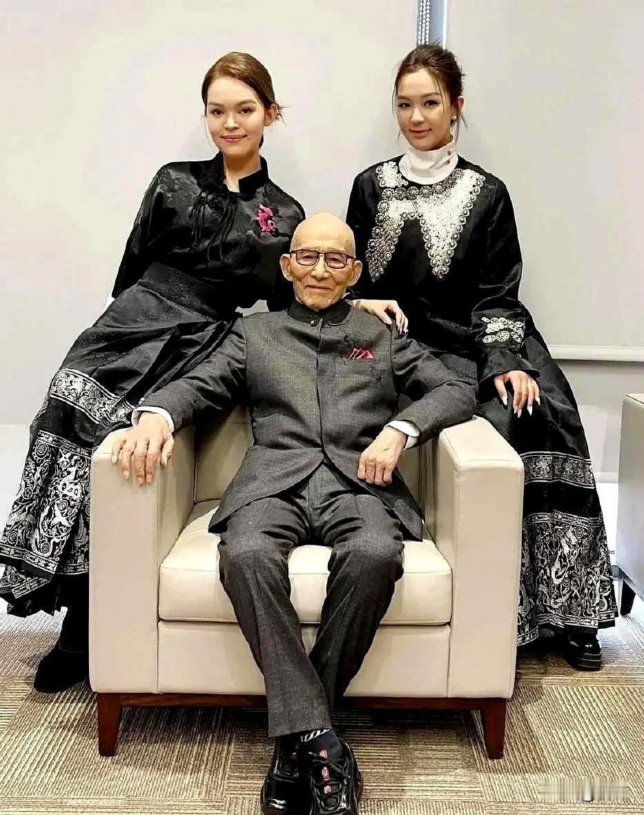 91岁的济公爷爷游本昌最近又火出圈了！

这次不是因为《繁花》里"爷叔"的霸气眼