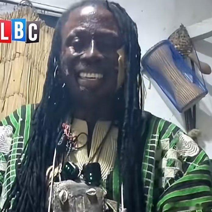 刚刚浏览新闻刚好刷到这个😂 加纳巫医Nana Kwaku Bonsam近日在社