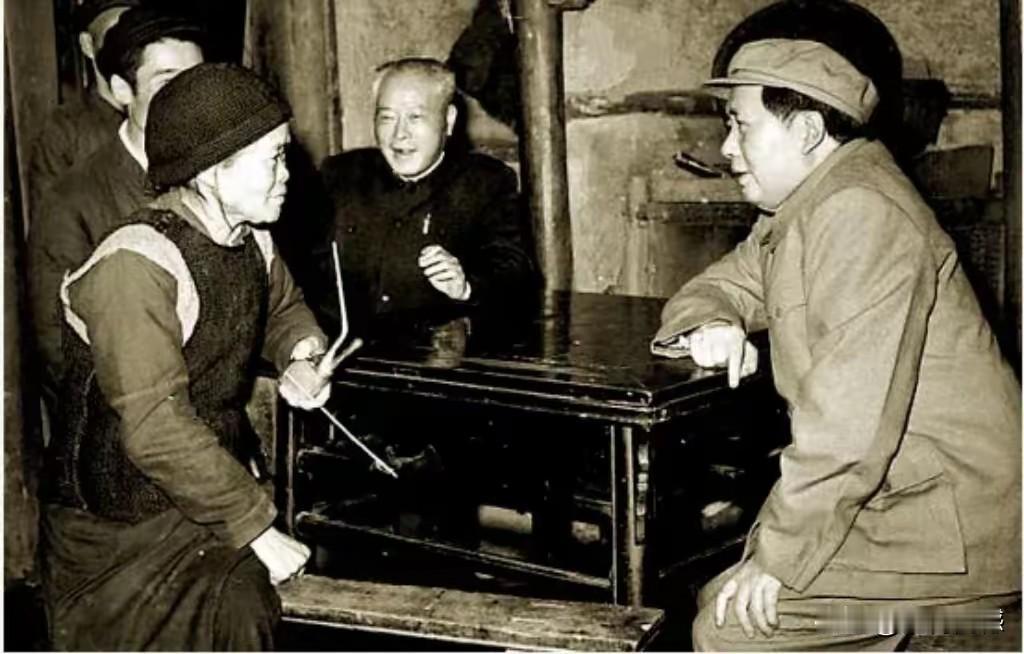 毛主席他老人家和老百姓唠家常，感觉特别的接地气，和毛主席唠嗑的这个老年女子，显得