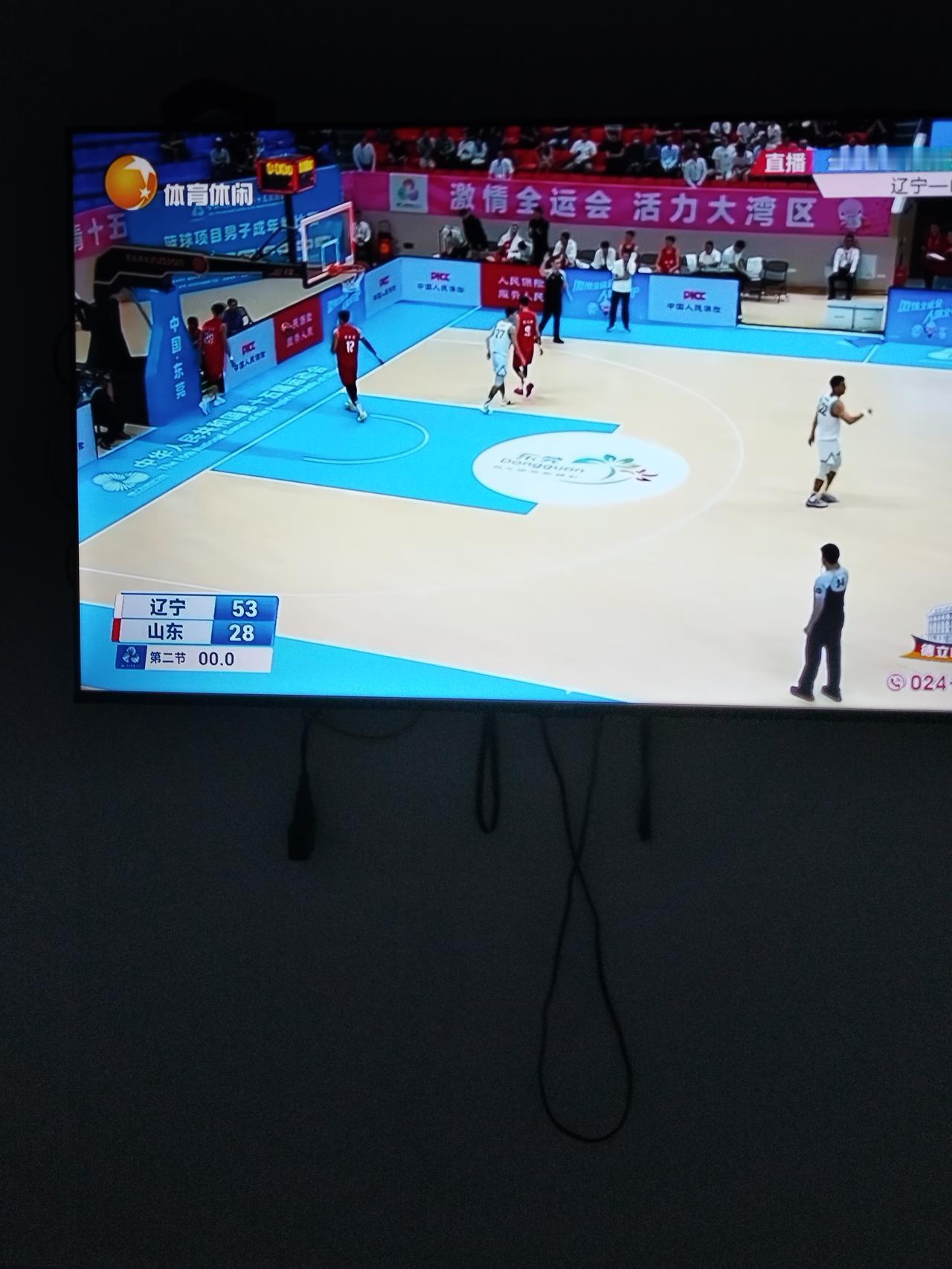 随着半场哨声的响起，辽宁男篮和山东男篮的上半场结束。

辽宁男篮53比30暂时领