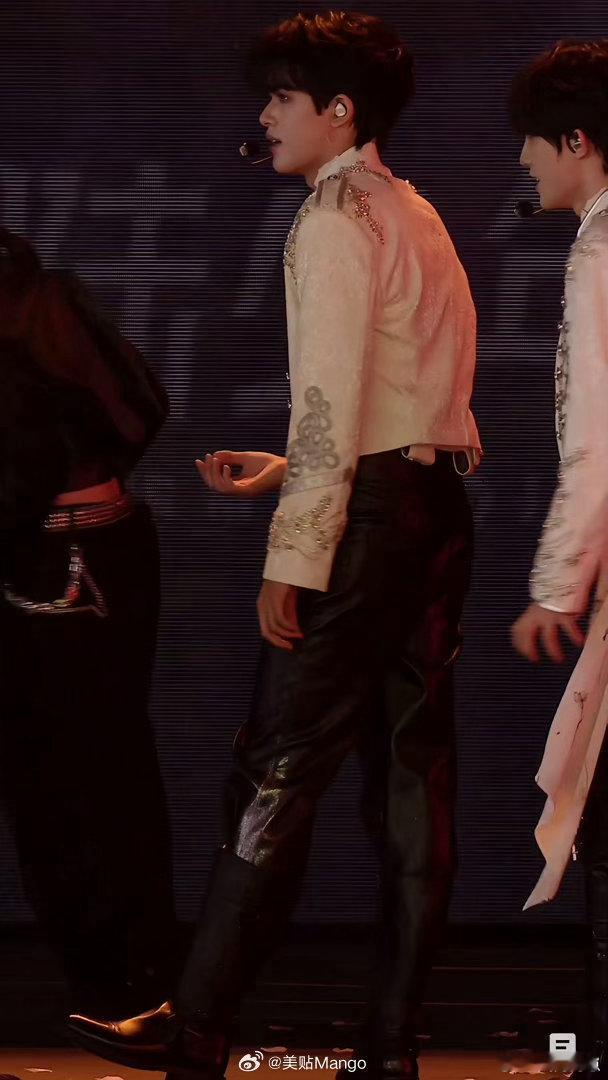 张极solo舞台到时说爱我沉浸式聆听浪漫舞台，清澈声线温柔治愈人心。肢体松弛流畅