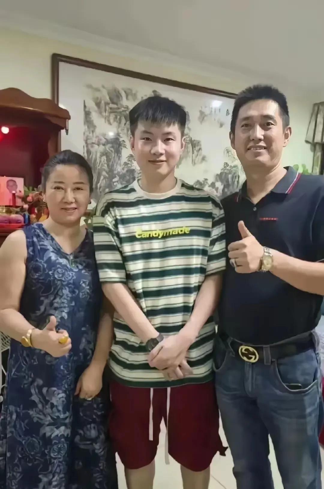 最近他一战成名，成了望子成龙的典范！也不知道他是干什么的，就只知道他跟一个叫丁俊