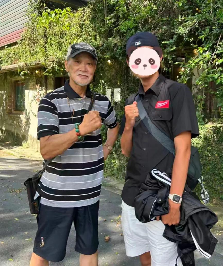74岁武打影星狄威在老家车站被偶遇，虽然头发花白但气场依旧强悍，握拳出镜气势不减