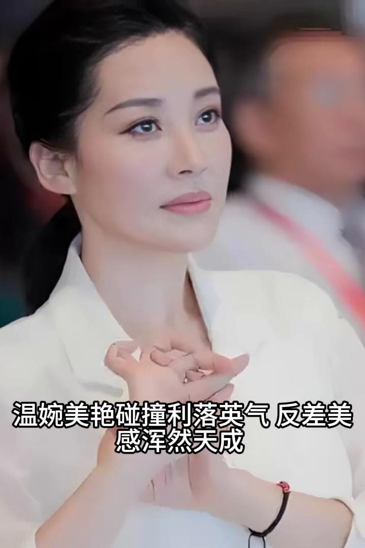 惊艳的长相，出尘的气质，尽数汇聚在许晴身上。温婉美艳碰撞利落英气，反差美感浑然天