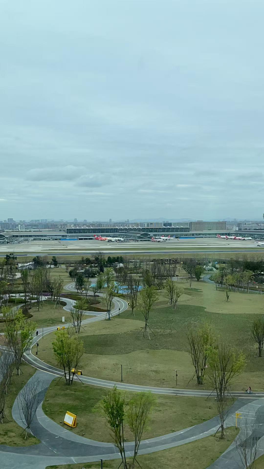 今年春天最想实现的心愿远望机场的飞机有序起降也是一种享受！