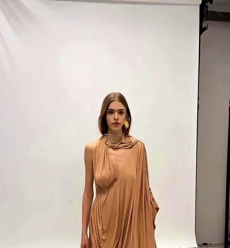 这姐们儿的日程表，已经排到2026年了。

她叫维卡·克里克斯，一个你可能没听过