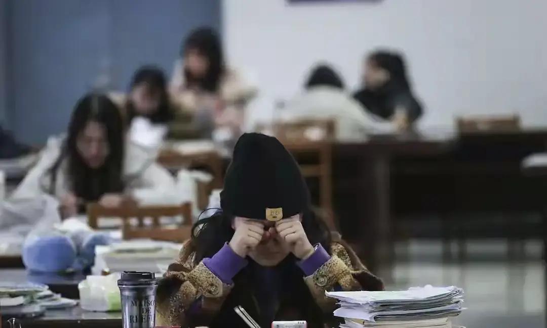 考研查分当晚，343万考生里超200万人落榜，父母端着牛奶站在门外，却迟迟不敢推