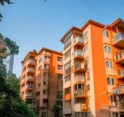 56岁，这日子过得真纠结。
住了半辈子的步梯六楼，采光没得说，安静且不被打扰，还