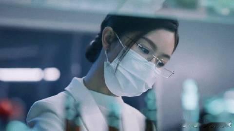 无框眼镜才是文咏珊的统治区谁被文咏珊的无框眼镜造型惊艳到了？妈妈感、女主人范儿拉