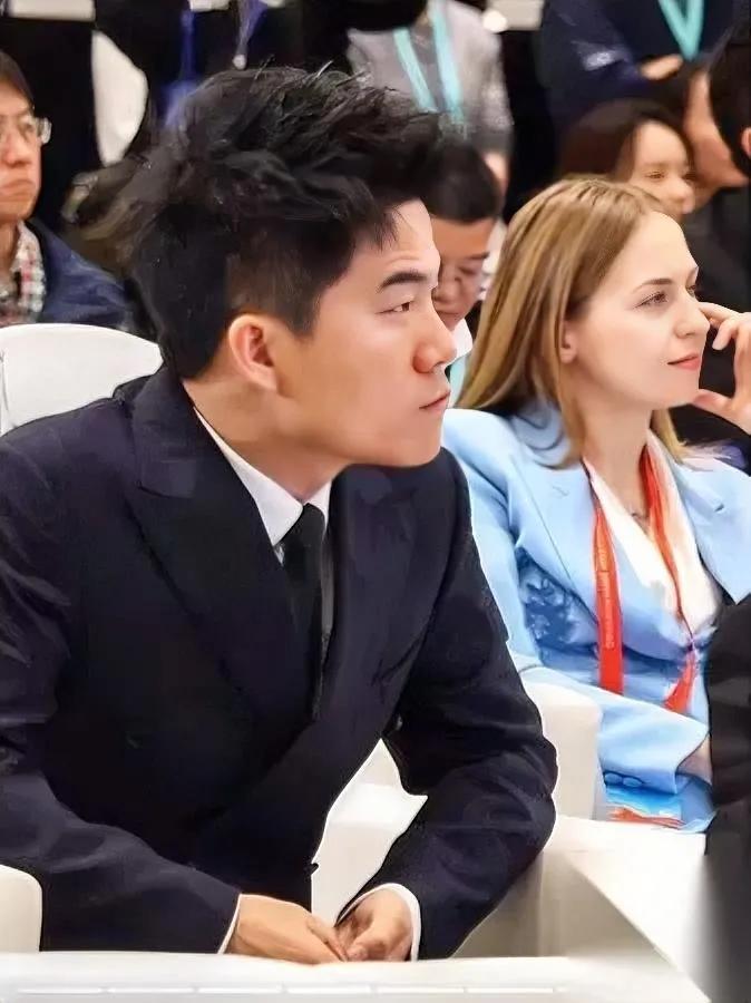 董宇辉爆火有啥秘诀？

前两点很多人都忽略了

最后一点才是关键转折点！咱先看他