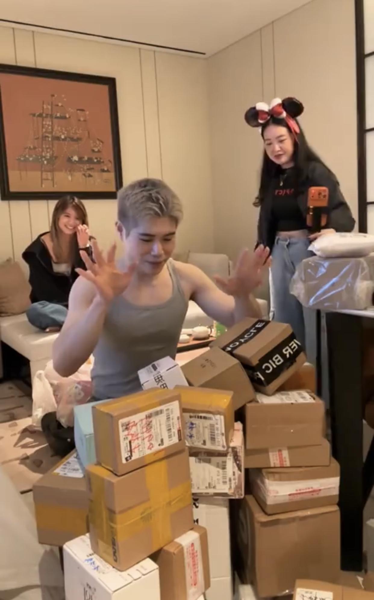 东南亚人最近兴起了一种新式旅游，在来中国旅行之前，先在某宝上狂买一大堆东西，然后