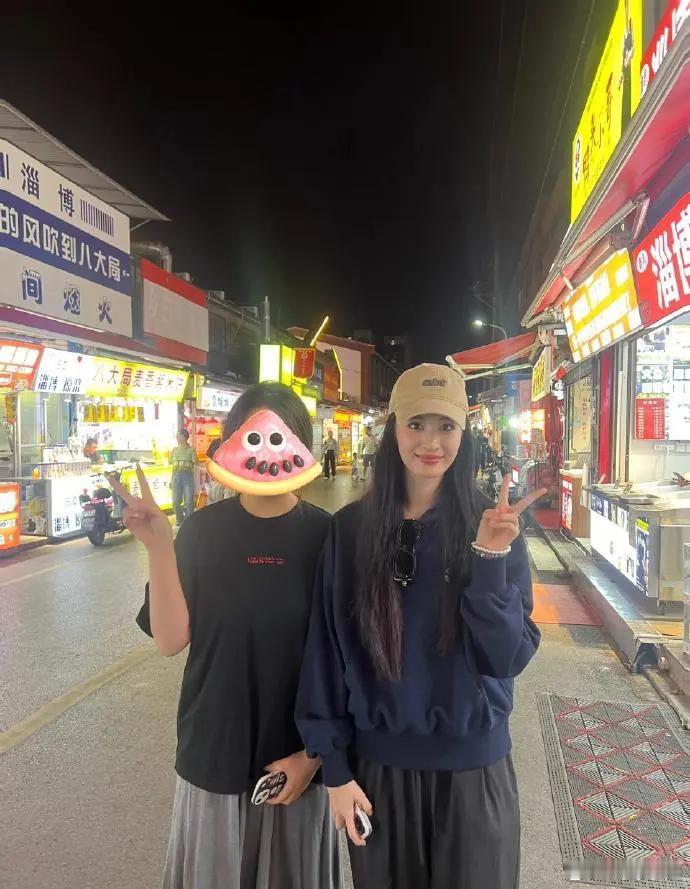 #偶遇王楚然回老家#王楚然亲切合影不黑脸，这姐的表情管理越来越好了！ ​​​
