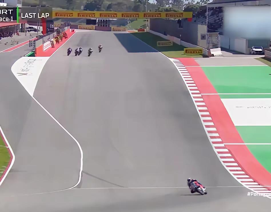 爆燃！张雪机车一战封神！创造历史！
       刷到一个关于张雪机车的新闻，开