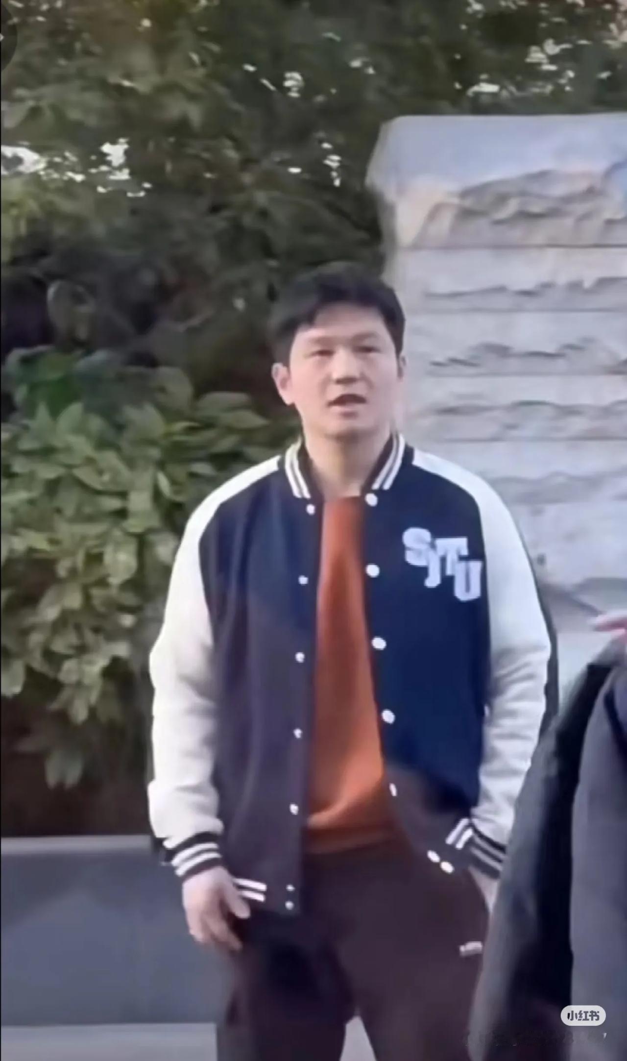 樊振东可真是太厉害了。

他就像一颗超级闪亮的星星。

他球打得好，在赛场上那简