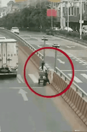 开车的就怕这样的人，犹豫不决的，要么你就一脚油门过去，要么就老老实实在边上等一会