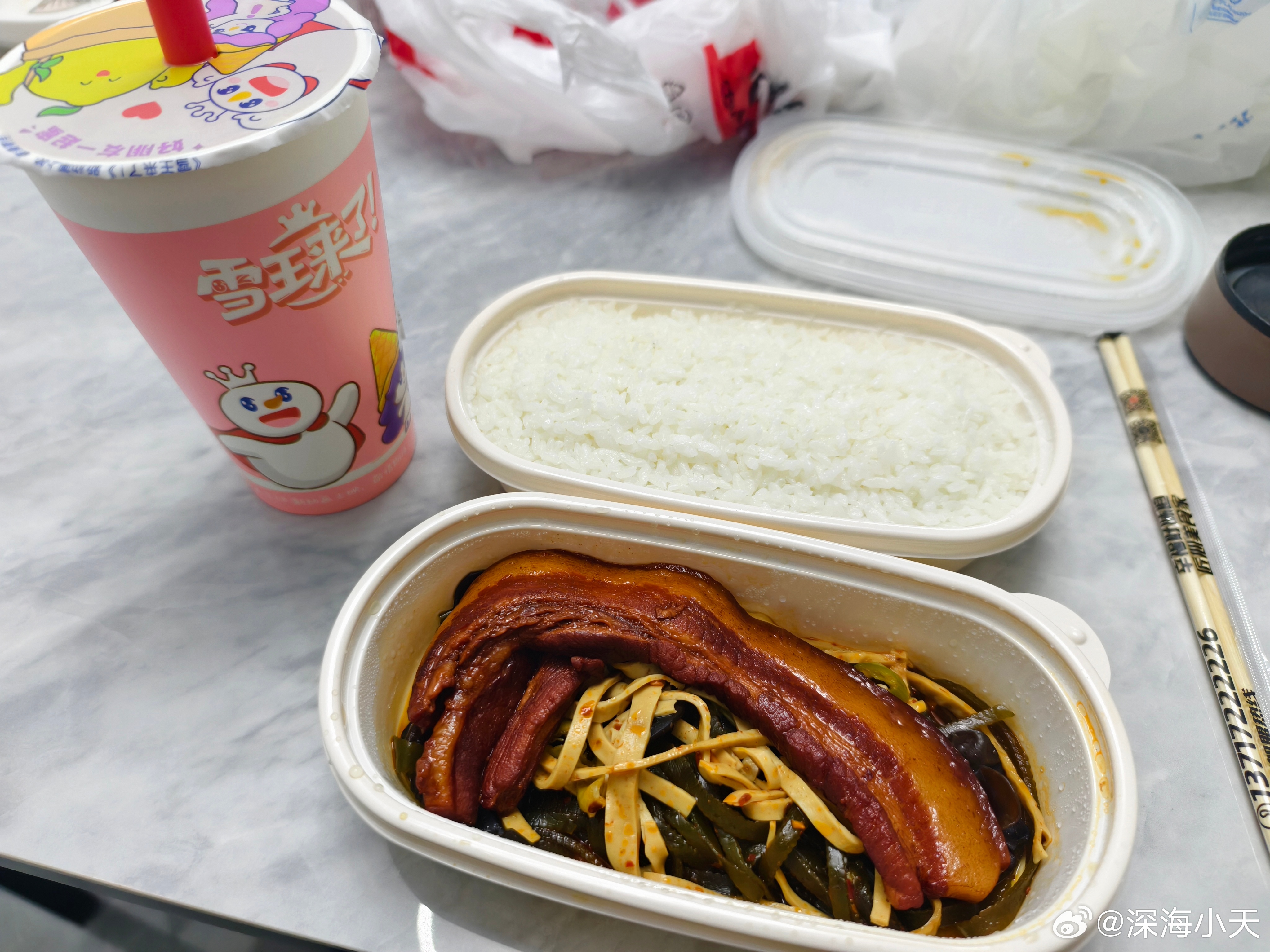 肥仔简单的一餐，自取拼好饭10.3元+珍珠奶茶4.62元，一共14.92元。长肉