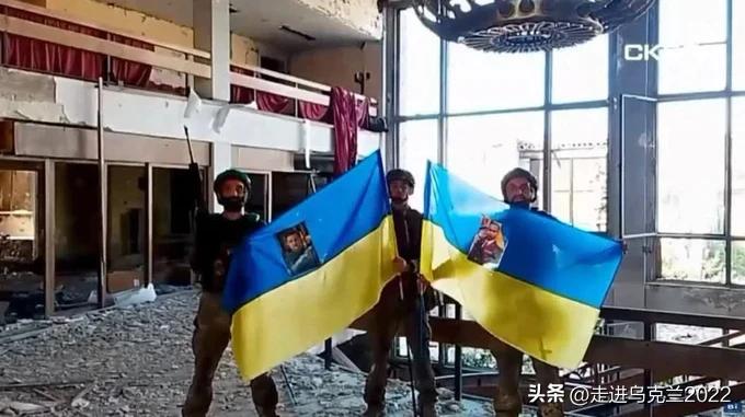 在康斯坦丁诺夫卡，展示乌克兰国旗的乌军士兵，俄称，已遭俄方俘虏



乌军第42