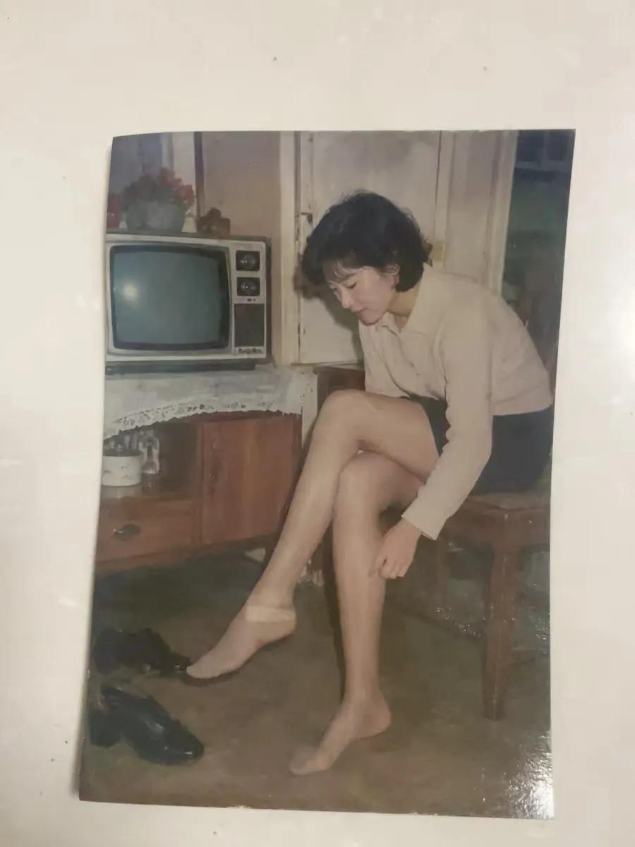 上世纪80年代初的影像，这位姐姐现在至少70岁了，但是留下了当年的美好