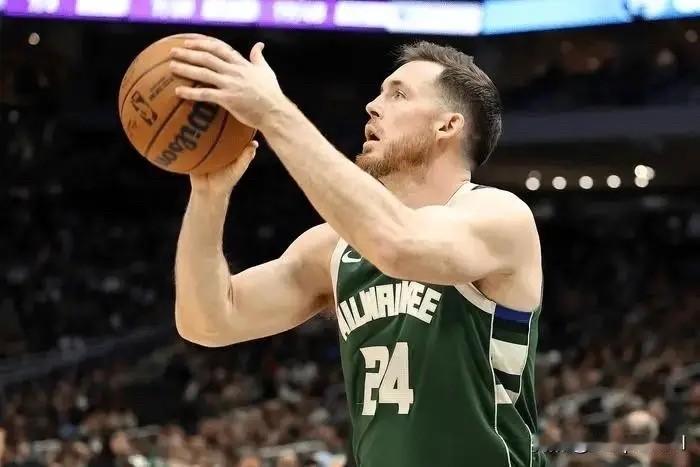 据 ESPN知名记者Shams Charania报道。 消息人士透露，雄鹿后卫帕