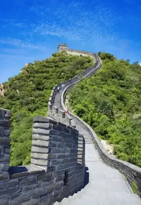 古代有万里长城抵御匈奴，如今泰山的“刀片刺绳”宛如长城一般，它究竟在防什么呢？一
