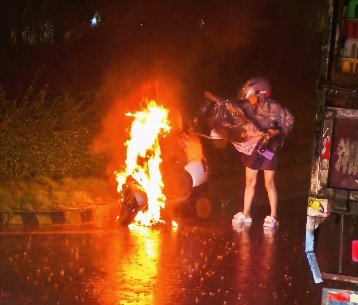 8月1日晚，网友反映：玉林暴雨天气女子的电动车发生起火。 玉林