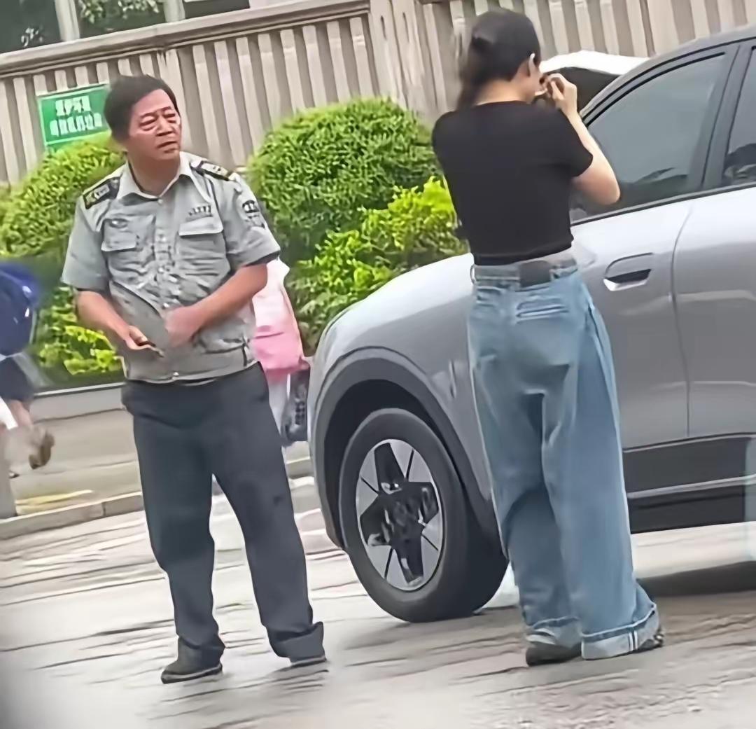 大家不觉得奇怪吗，女子脚踹保安反被扇耳光这件事发生后，不论是保安还是女司机，他们