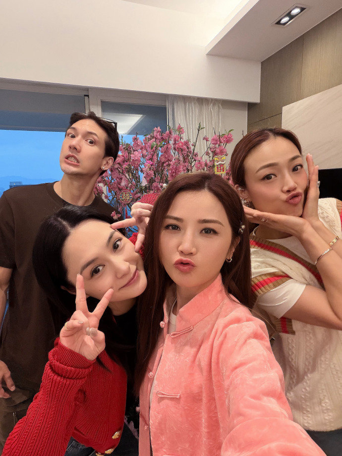 蔡卓妍晒英皇艺人拜年大合照 这波英皇大合照太养眼了！阿Sa与容祖儿、钟欣潼、关智