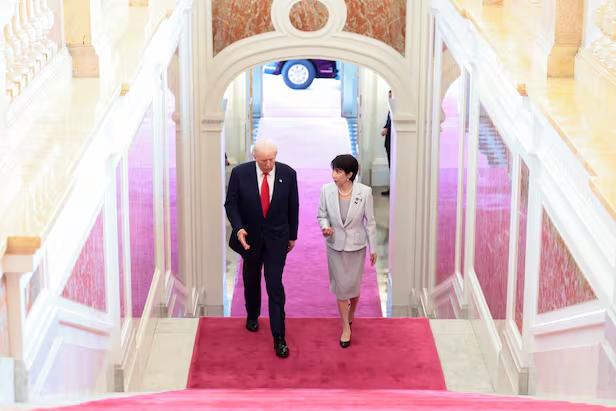 【美日会谈推迟内幕曝光，高市早苗在特朗普房间看球，两人亲密互动】


特朗普虽然