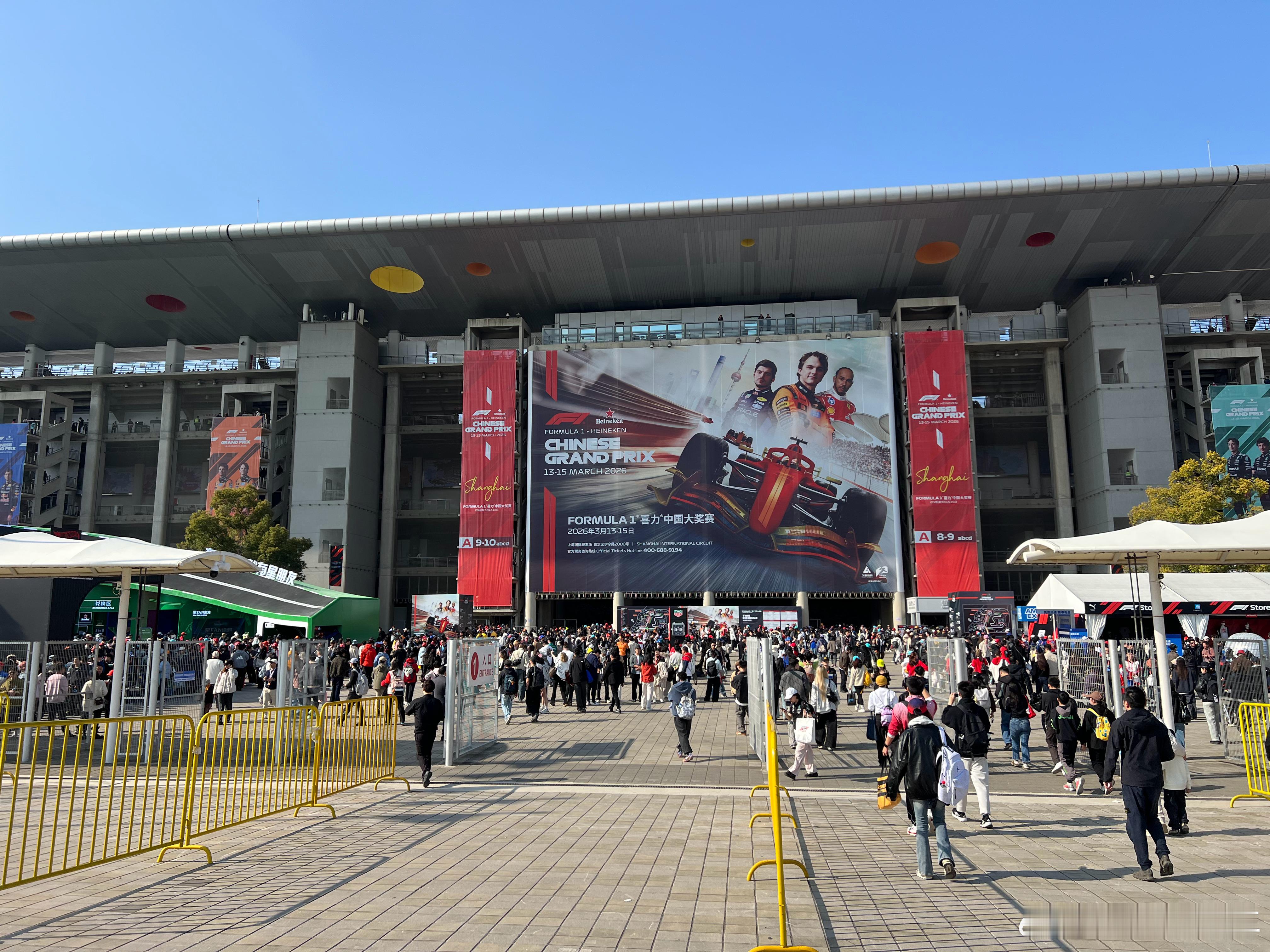 这几年的F1氛围真棒，今天冲刺赛排位赛的观众竟然也这么多，各种票价也是被炒的满天