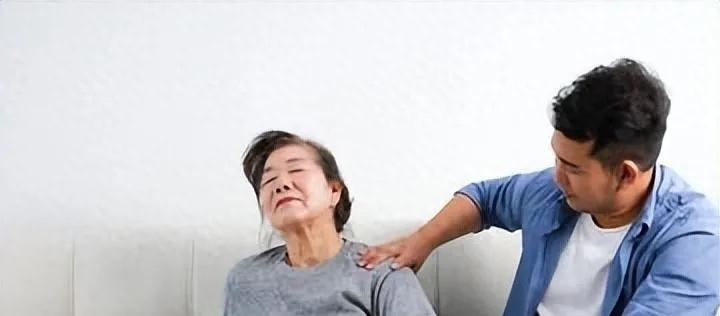 姑婆撒泼霸占陪嫁房，妻子撵人反遭丈夫掌掴，妻子怒提离婚：都滚
夏日的阳光透过窗帘