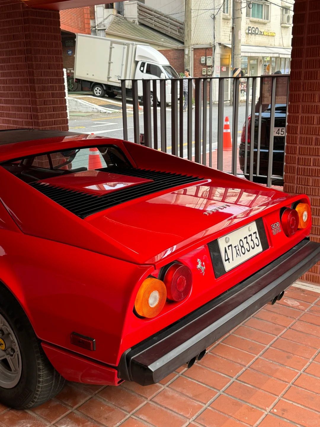 咖啡店門口的Ferrari 308GTS
