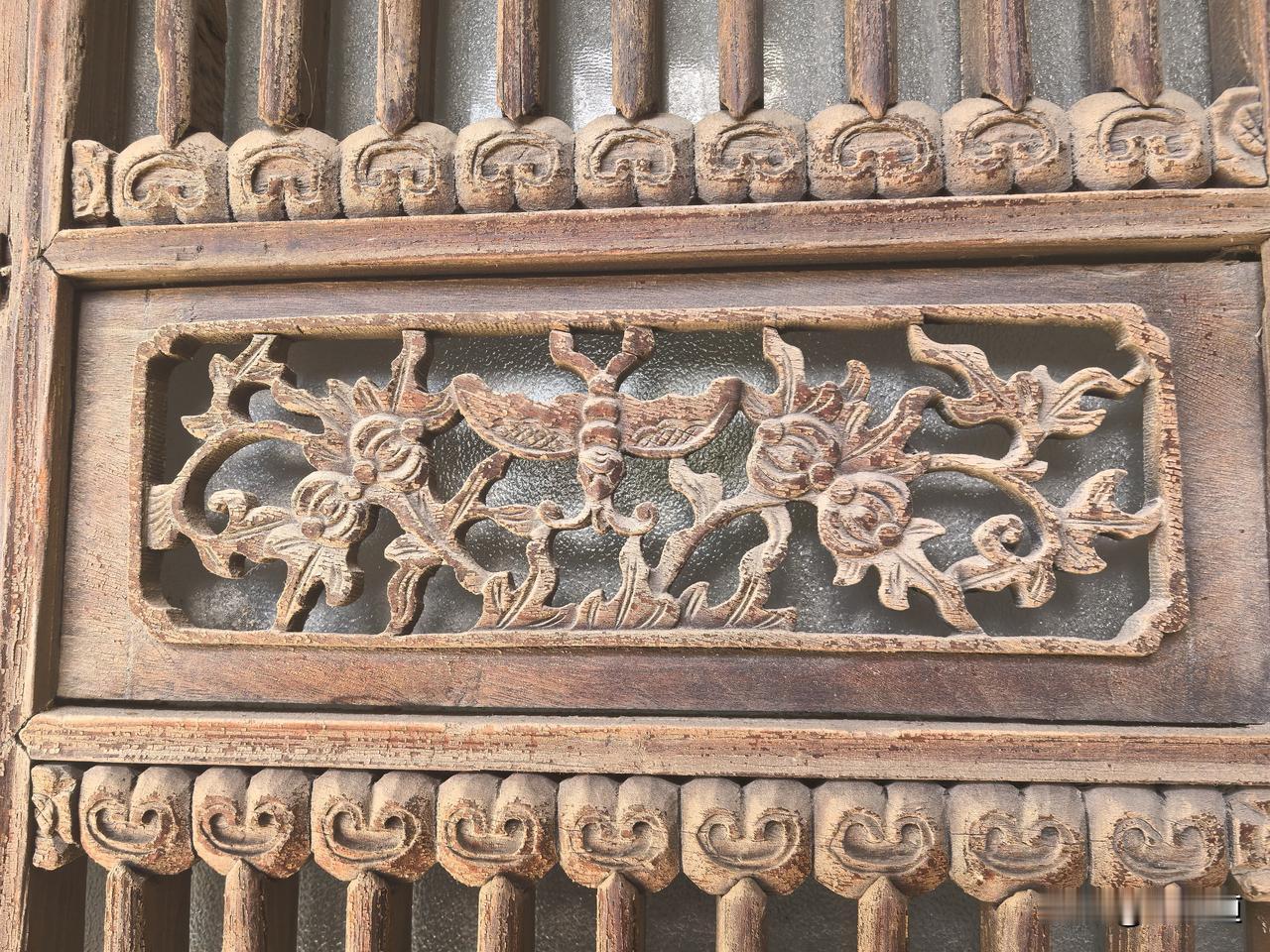 潍坊又添一座古色古香中式园林景观一拾萃园。砖雕木雕石雕，太湖石，古代的门窗，融合