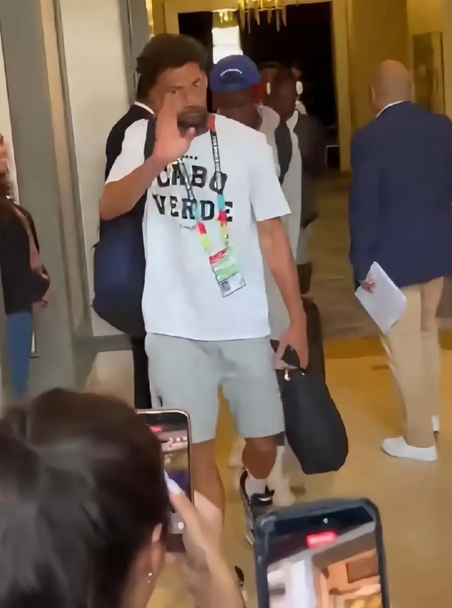 佛得角回国了，行李是真的少。除了几个球员推着行李箱，大多数都只有一个双肩包，有的