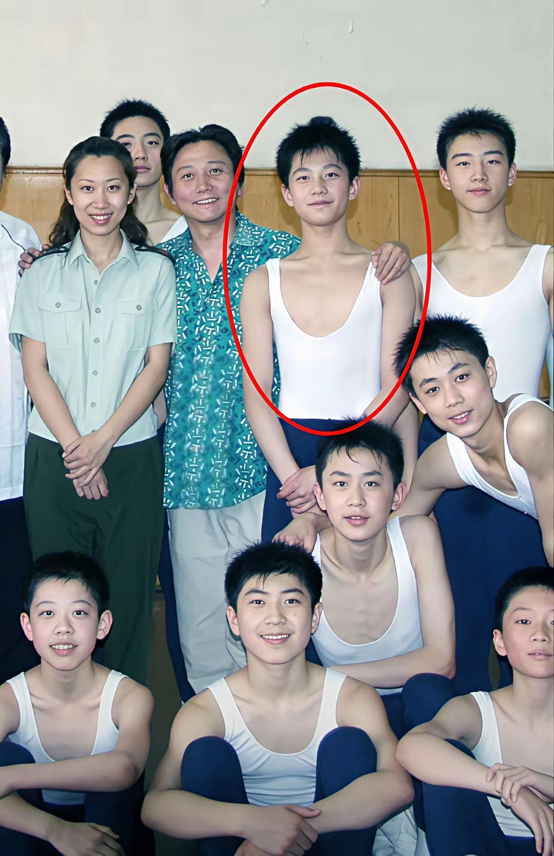 学生时期的杨洋，长得确实是眉目清秀，但是他旁边的同学长得也不赖啊！ ​​​