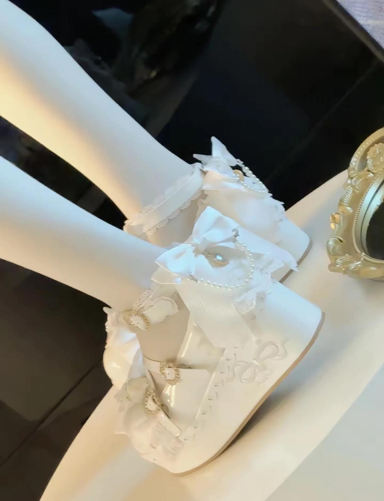 白色简直梦中情鞋来的！！
lo鞋鞋款日常 LO鞋安利