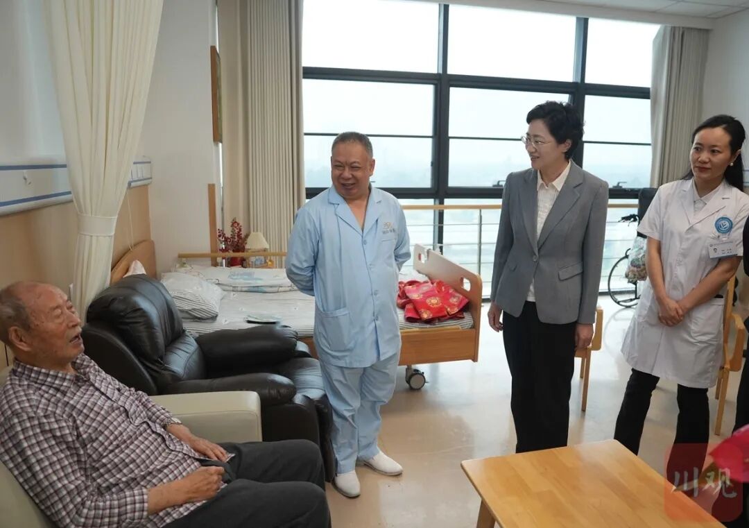 四川省省长施小琳，看望赵一曼孙女