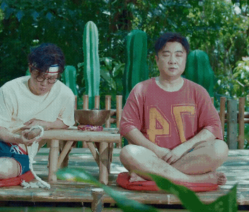 卓伟看情圣3破防了  真的太逗了，人到中年的难处呀，夫妻俩躺床上，那距离远得能跑