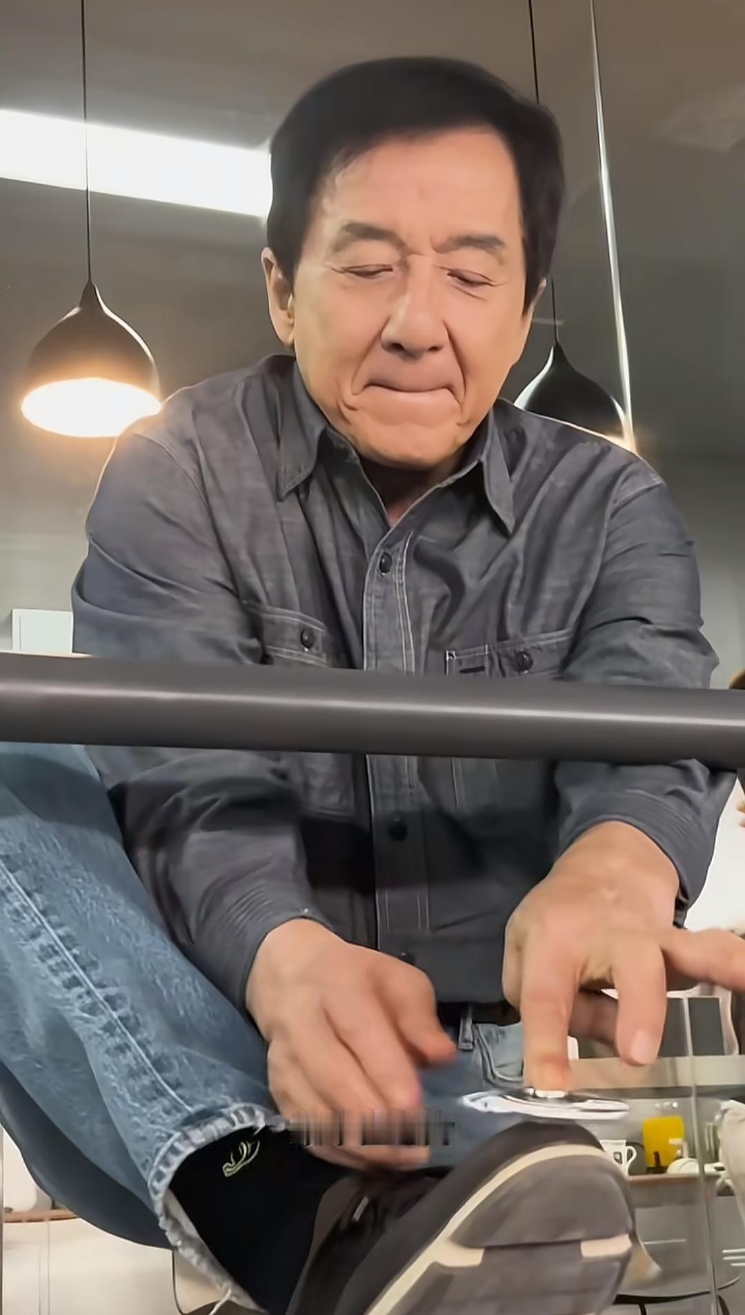 没想到，在电影里那么拼命的成龙，一直被一种病困扰着，他说自己的注意力很难集中，脑